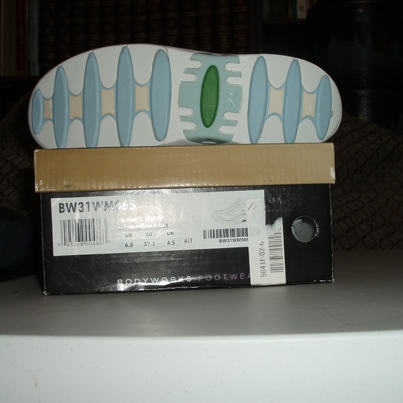 NIB Aetrex bodyworks with customizable insoles - Picture 6 of 8